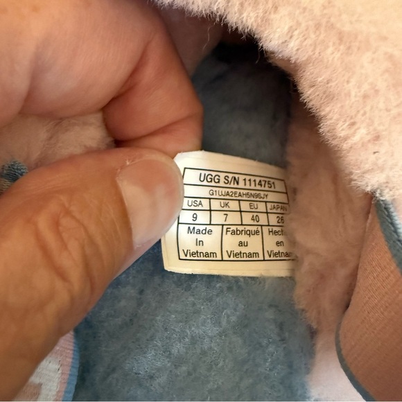 UGG  Fluffy  Slippers Yeah Slide pink, blue white stripe sandals berrylicious - Picture 9 of 10